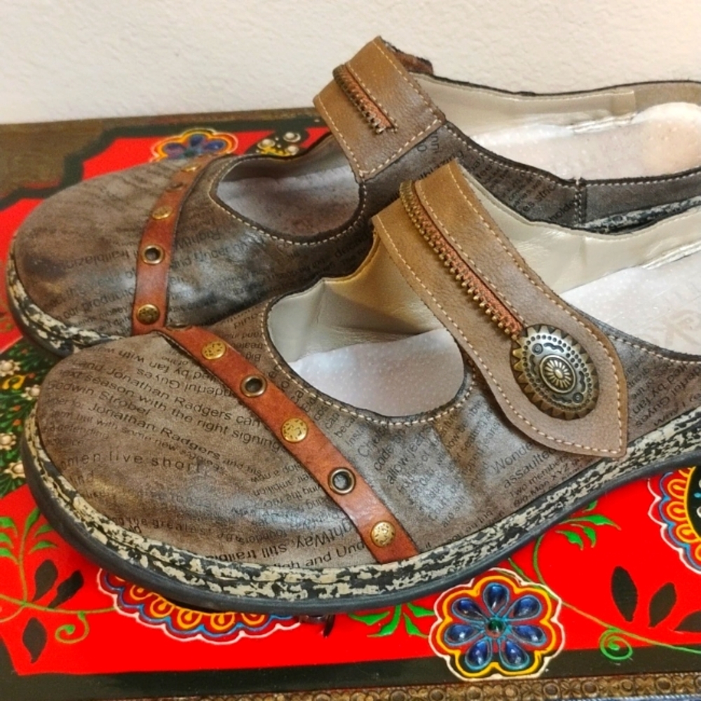 Newspaper print super comfy leather Euro Rieker slides